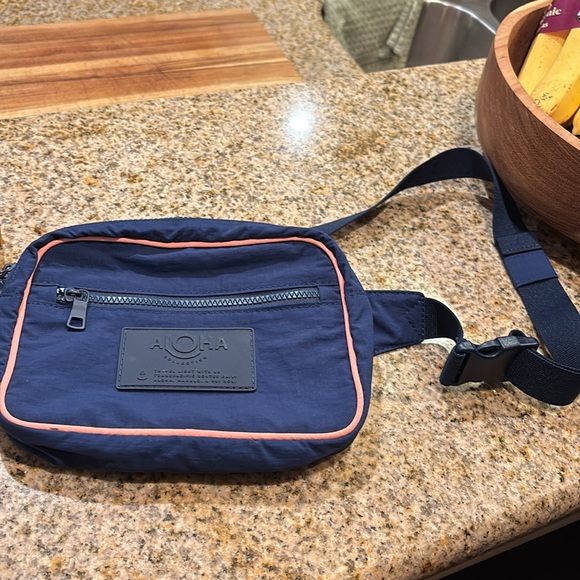 Aloha crossbody Fanny pack - Picture 2 of 7